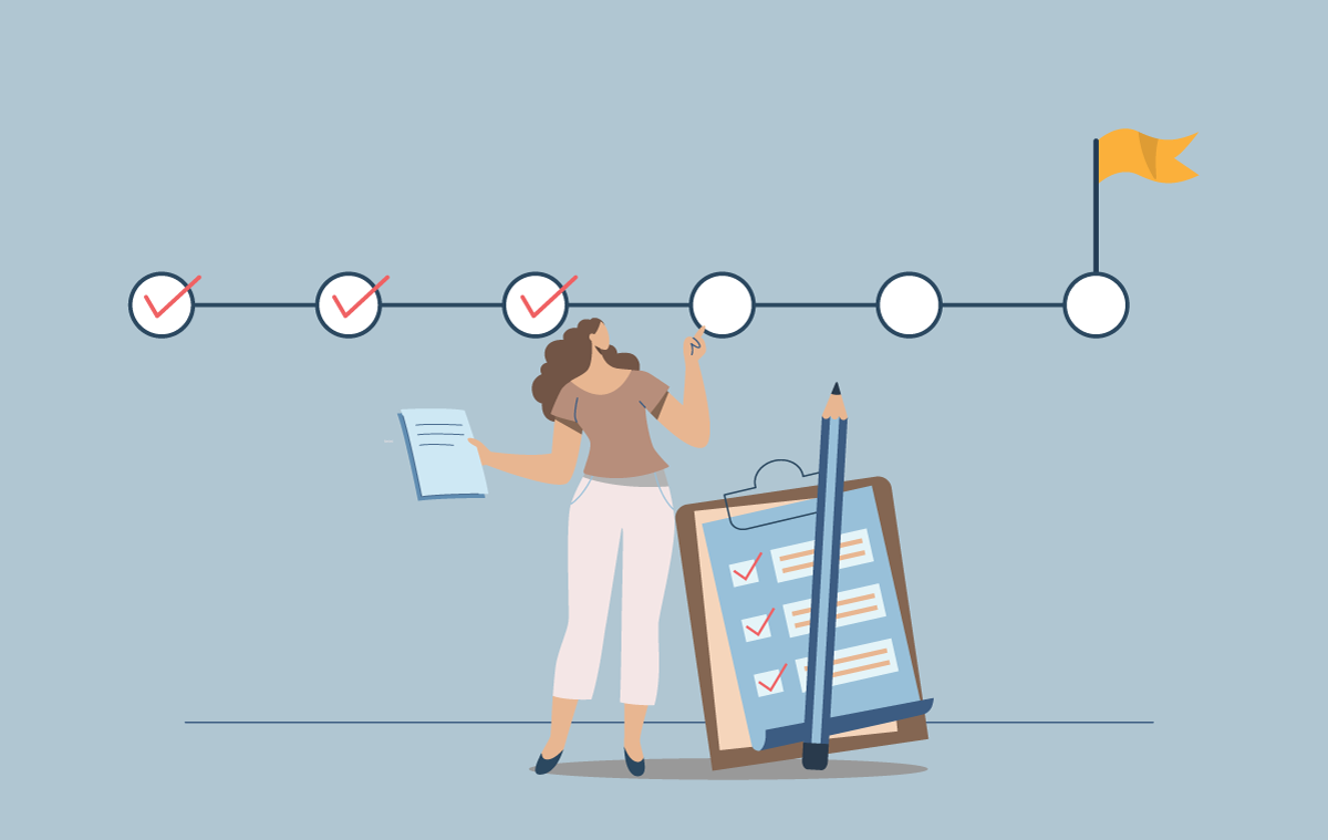 Kvinde foran planlægningsgraf med tjekmærker og målflag – symboliserer struktur, fremdrift og målrettet marketingindsats