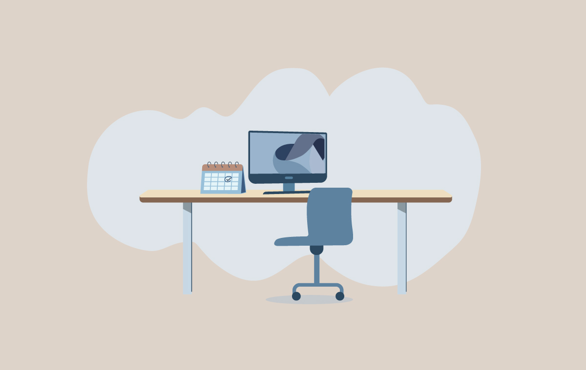 Ledigt skrivebord med kontorstol, kalender og computerskærm – illustrerer Triomé Brandings parathed til marketingopgaver