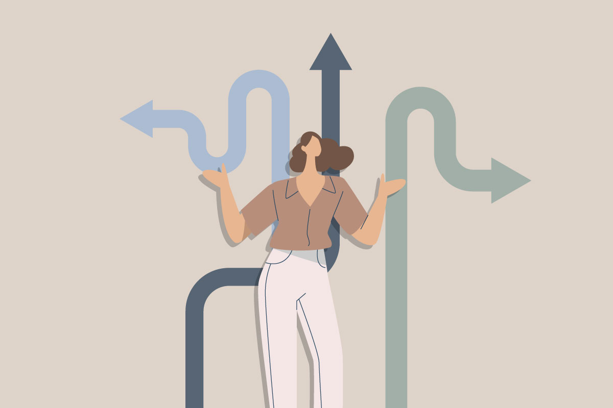 Kvinde foran pile i forskellige retninger – illustrerer fleksible samarbejdsformer og marketingløsninger