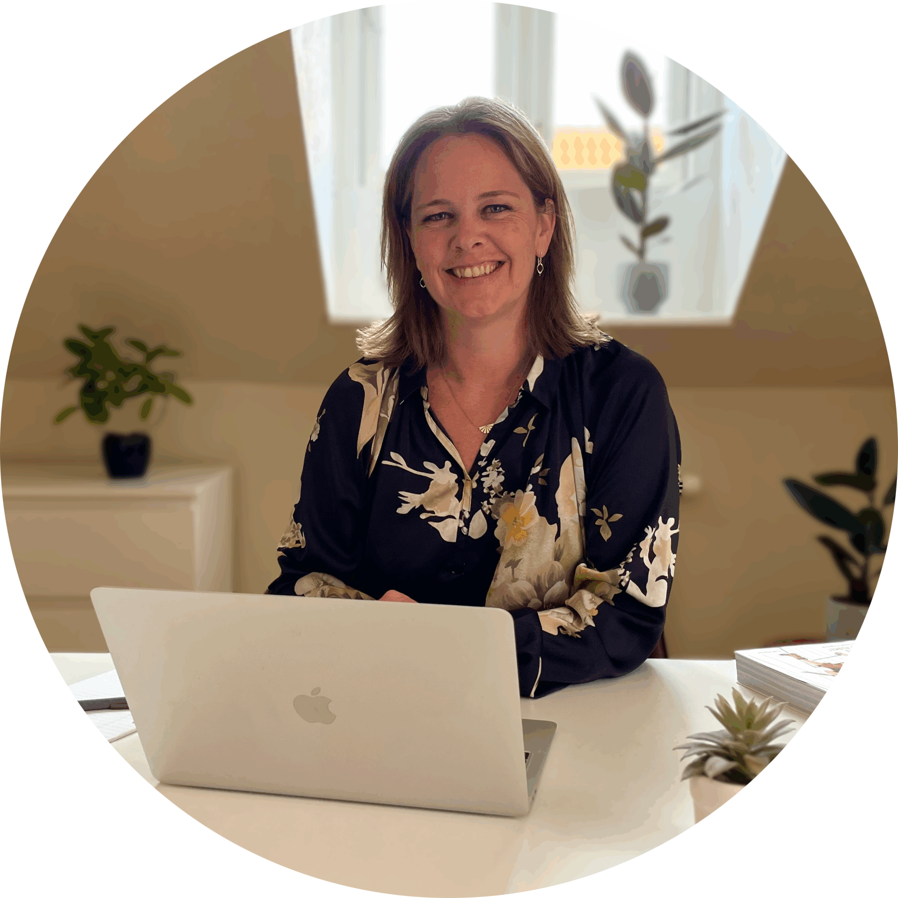 Heidi Philipsen ved laptop - brandingkonsulent i Sønderborg Kommune med fokus på strategi, kampagner og projektledelse for B2B-industrien.